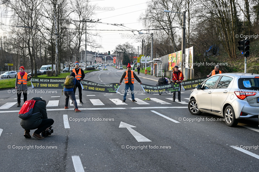  Klimagegner Linz Waldeggstrasse_ Klimakleber_ 20.03.2023-21 | 20.03.2023, Linz, AUT, Klimagegner Linz Klimakleber, im Bild Klimagegner kleben auf der Strasse, Linz Waldeggstrasse, Polizei, Verkehr, Zebrastreifen, Fussgaengeruebergang, Transparent, Demo, Klimawandel