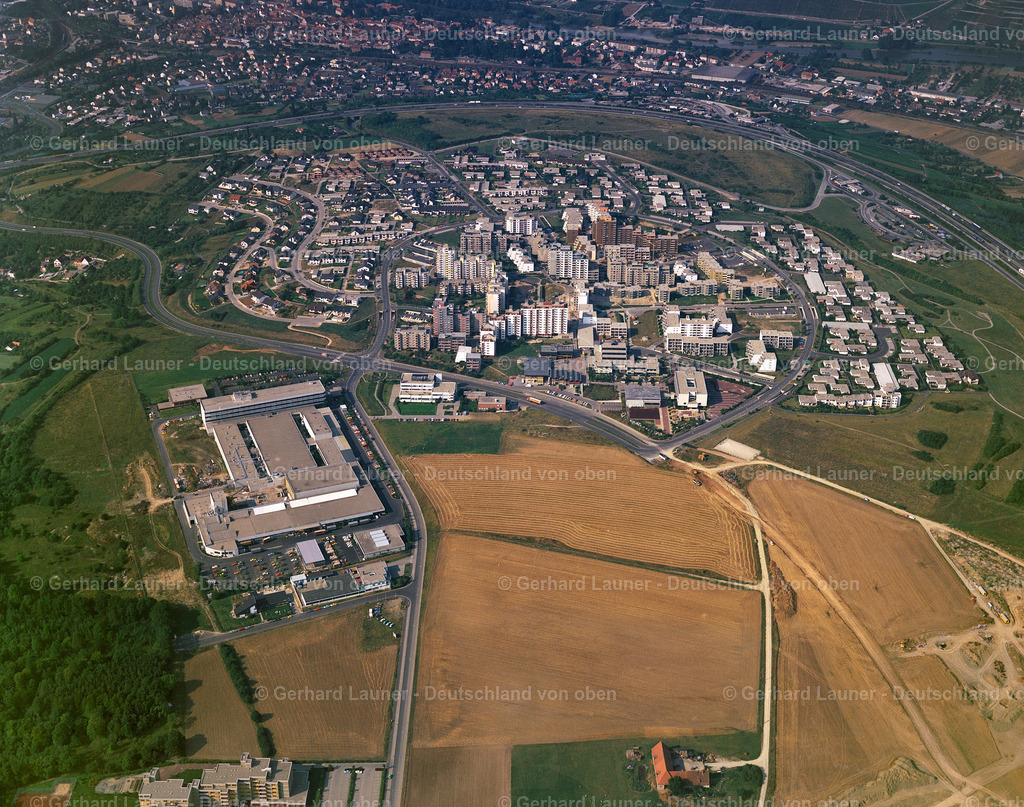 9200753 | WüRZBURG ca 1981 Hochhäuser im Wohngebiet einer industriell gefertigten Plattenbau- Siedlung im Ortsteil Heuchelhof in Würzburg im Bundesland Bayern, Deutschland. // Skyscrapers in the residential area of industrially manufactured settlement in the district Heuchelhof in Wuerzburg in the state Bavaria, Germany. Foto: Gerhard Launer