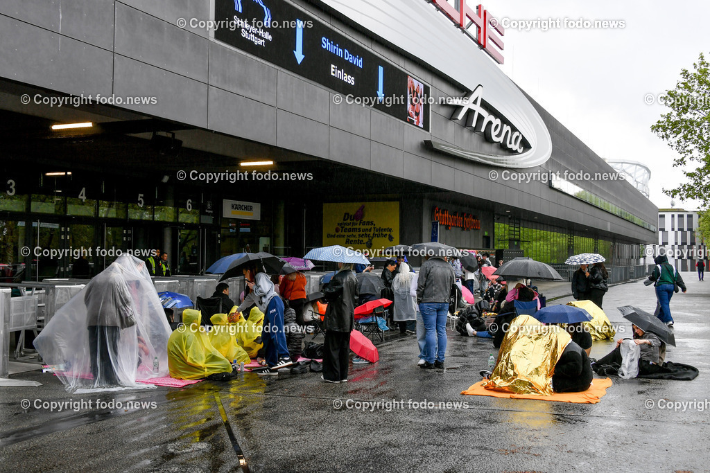Deutschland_ Baden-Wuerttemberg_ Stuttgart_ 26.04.2025-13 | 26.04.2025, Deutschland, GER, Baden-Wuerttemberg, Stuttgart, im Bild Themenbild, Stadtansichten, Porsche Arena, Konzert, Anstellen, Warten, Besucher, Menschen, Regen, Feature, Symbolbild