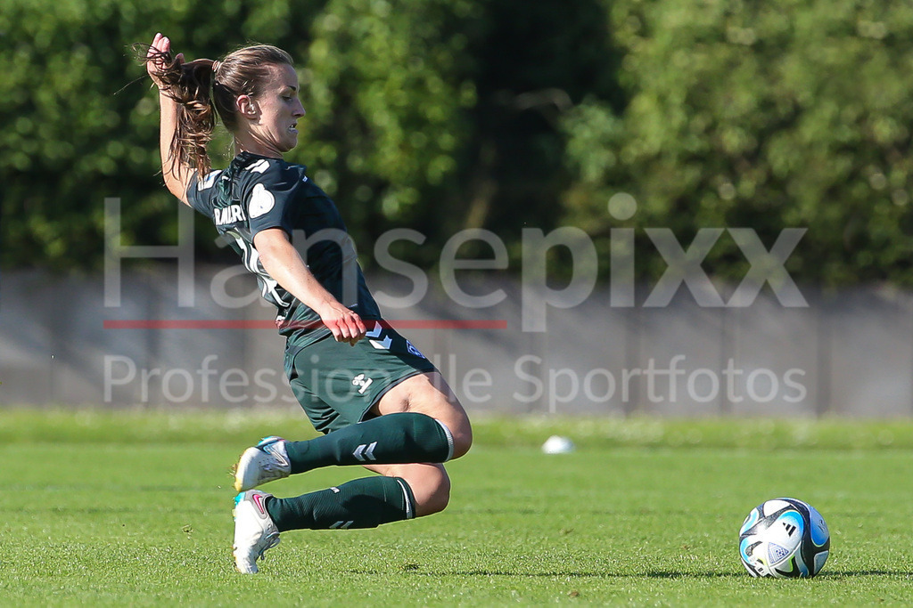 Fussball, DFB-Pokal Frauen, Borussia Mönchengladbach - SV Werder Bremen | v.li.: Michaela Brandenburg (SV Werder Bremen, 14) Freisteller, Einzelbild, Ganzkörper, Aktion, Action, Spielszene, DIE DFB-RICHTLINIEN UNTERSAGEN JEGLICHE NUTZUNG VON FOTOS ALS SEQUENZBILDER UND/ODER VIDEOÄHNLICHE FOTOSTRECKEN. DFB REGULATIONS PROHIBIT ANY USE OF PHOTOGRAPHS AS IMAGE SEQUENCES AND/OR QUASI-VIDEO.