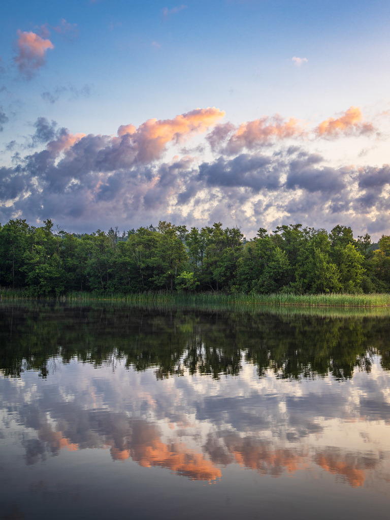 Sonnenaufgang in Seedorf am Schaalsee mit Wolken und Spiegelung | Sonnenaufgang in Seedorf am Schaalsee mit Wolken und Spiegelung.