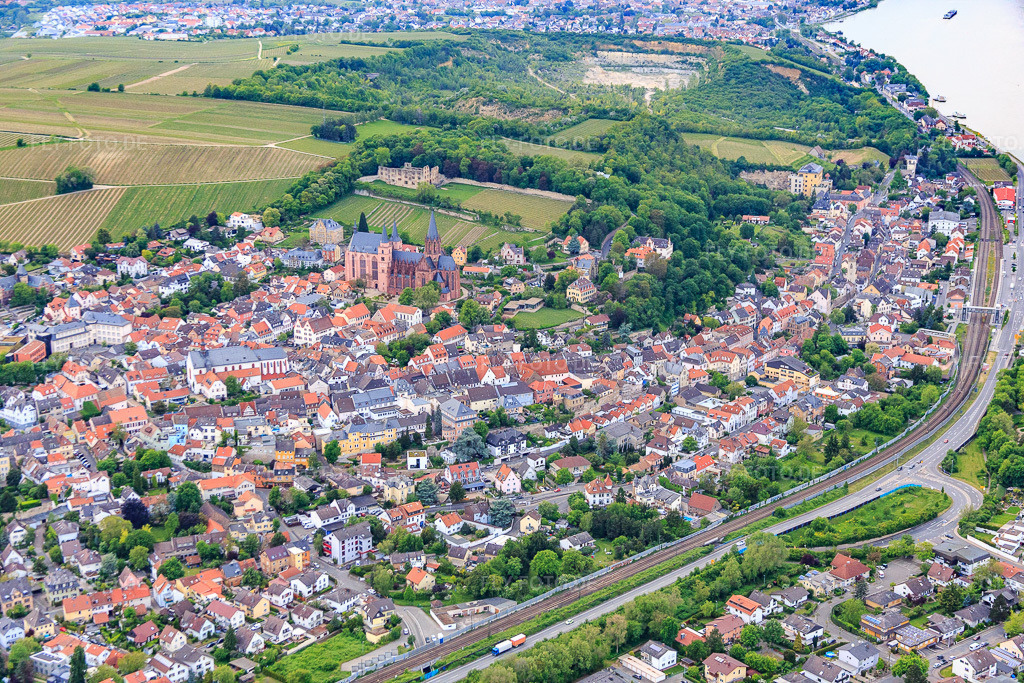 Luftbild: Ruine Burg Landskron über der Katharinenkirche Oppenheim in Oppenheim im Bundesland Rheinland-Pfalz in Deutschland. Foto: IMG_088482.jpg vom 17.05.2016 durch Werner Riehm/FLY-FOTO.de: Ev. Kirchengemeinde Oppenheim