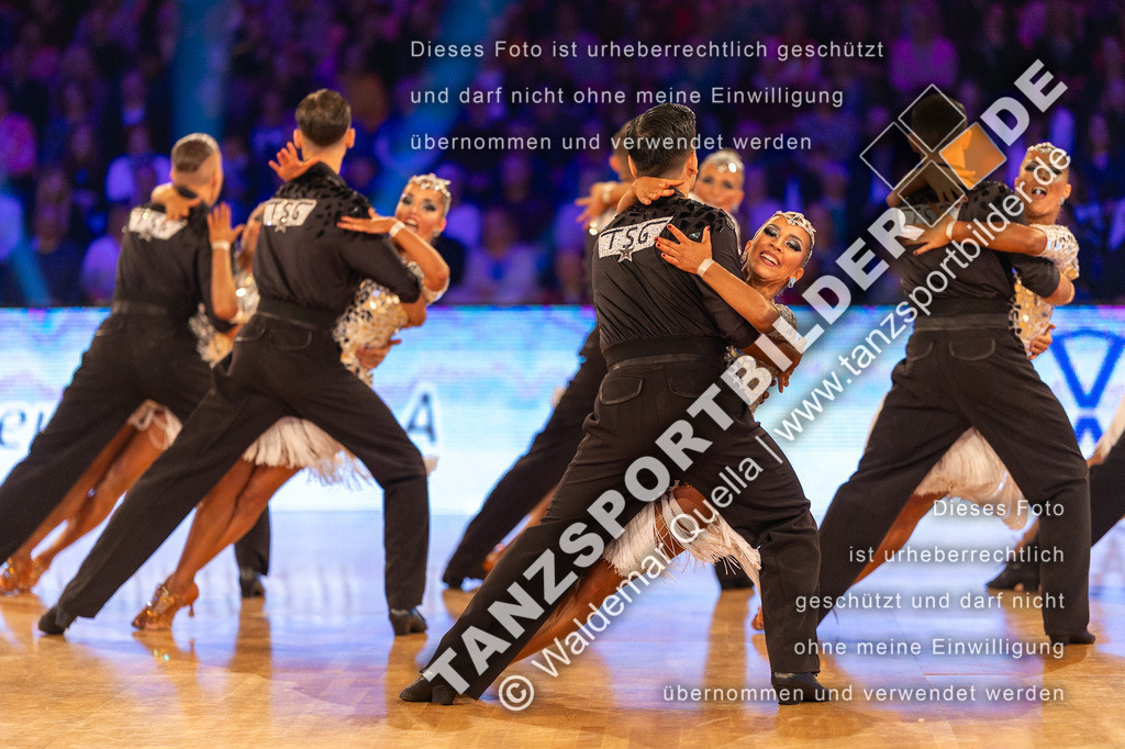 20231111-02215 | Hier finden Sie Tanz Bilder vom Latein und Standard Formationen tanzen. Sportbilder vom Tanzsport. Schöne Fotos und von Weltmeisterschaft, Europameisterschaft, Bundesliga, Regionalliga, Oberliga und Landesliga sowie von GOC Stuttgart, DanceComp, WM Bremen