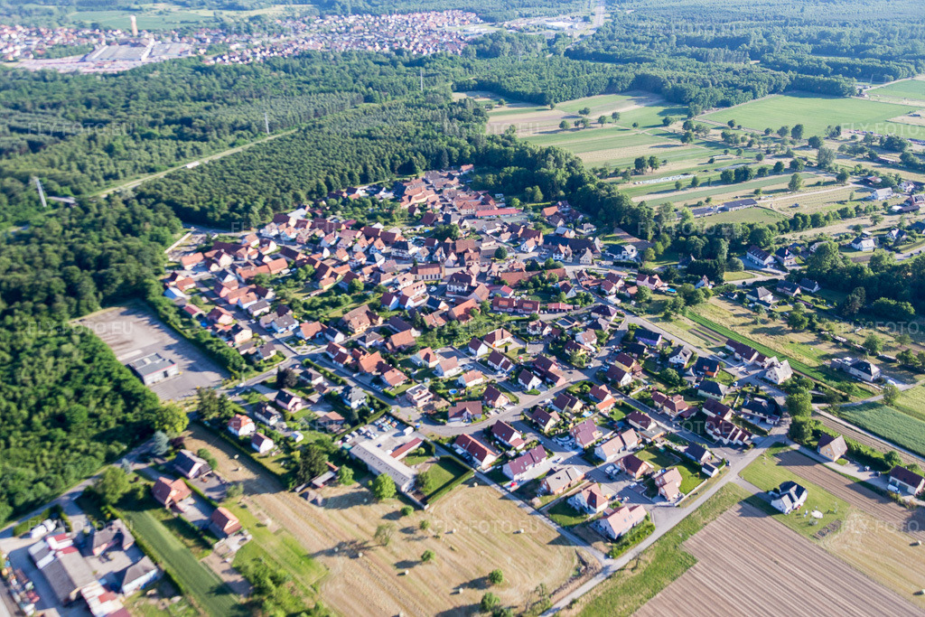 Vue aérienne: Vue du village à Schaffhouse-près-Seltz dans le département Bas Rhin, France. Photo: IMG_080190.jpg prise le 05/06/2015 par Werner Riehm/FLY-FOTO.eu – Résolution de l'original: 5472 x 3648 px