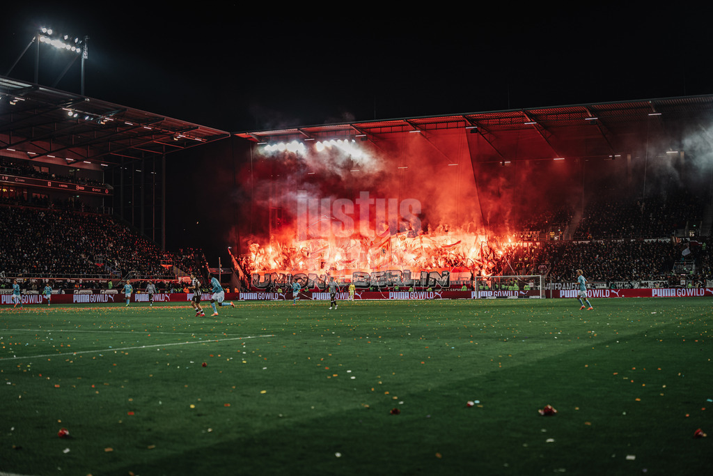 Fußball | Männer | Saison 2025/2026  | Fußball-Bundesliga | 11. Spieltag | FC St. Pauli vs. 1. FC Union Berlin | 23.11.2025 | Pyrotechnik im Auswärtsfanblock von Union Berlin Choreo