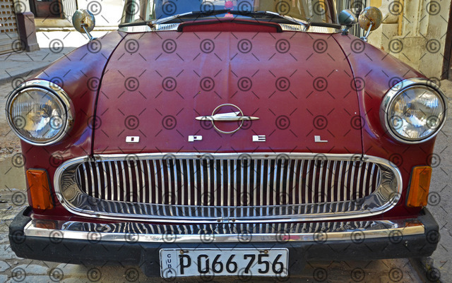 RGE_9677 | Alter restaurierter Opel steht auf einer Straße in Havanna.    Fotograf: Ralf Gebhardt - Realisiert mit Pictrs.com