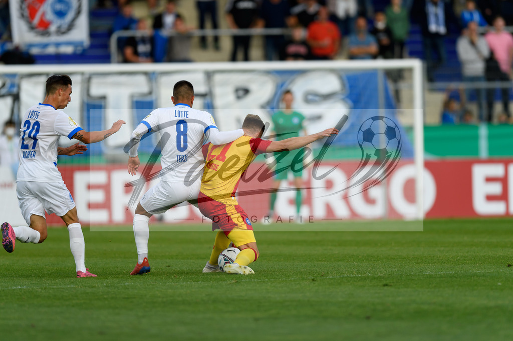 LOTKSC20210809_157 | Fussball, Herren:   beim Spiel der 1. Runde im DFB-Pokal zwischen SF Lotte und Karlsruher SC im Stadion am Lotter Kreuz am 09.08.2021 in Lotte, Deutschland.DFB / DFL REGULATIONS PROHIBIT ANY USE OF PHOTOGRAPHS AS IMAGE SEQUENCES AND/OR QUASI-VIDEO. - Realisiert mit Pictrs.com