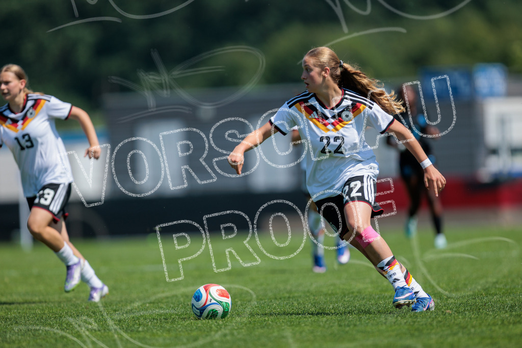 Testspiel U16-Juniorinnen: Deutschland – England | Die Bildergalerie dokumentiert das Länderspiel der deutschen U16-Juniorinnen gegen die Auswahl Englands. Die Fotografien zeigen Spielaktionen, Zweikämpfe, Torchancen, Mannschaftsszenen sowie weitere Impressionen der Begegnung. Die Aufnahmen entstanden im Rahmen des Testspiels beider Nachwuchsnationalmannschaften in der Kümpel + Hellmeister Arena in Hamm am 20. Juni 2026 und halten die sportlichen und emotionalen Momente des Spiels fest. - Realisiert mit Pictrs.com