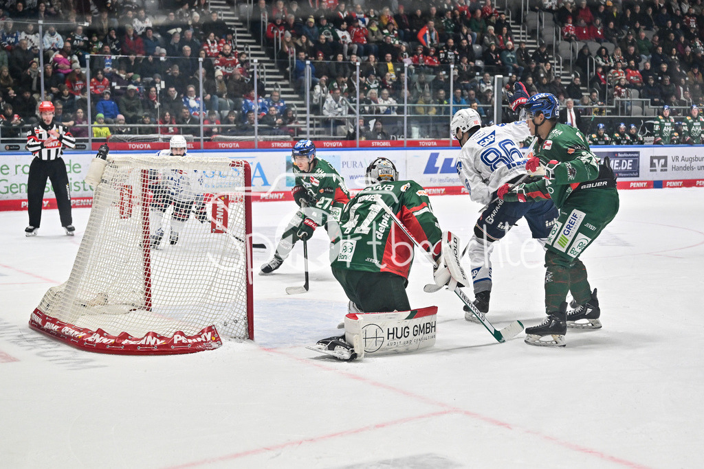 Augsburger Panther - Adler Mannheim | AUGSBURG, GERMANY - 28. DECEMBER: in dieser Szene erzielt Maximilian HEIM (Adler Mannheim 86) den Treffer zum 1-2 / Tor / Torschuetze / Freude / Happy / während dem Match zwischen den Augsburger Panthern und den Adler Mannehim am 33. Spieltag der Penny DEL im Curt Frenzel Stadion