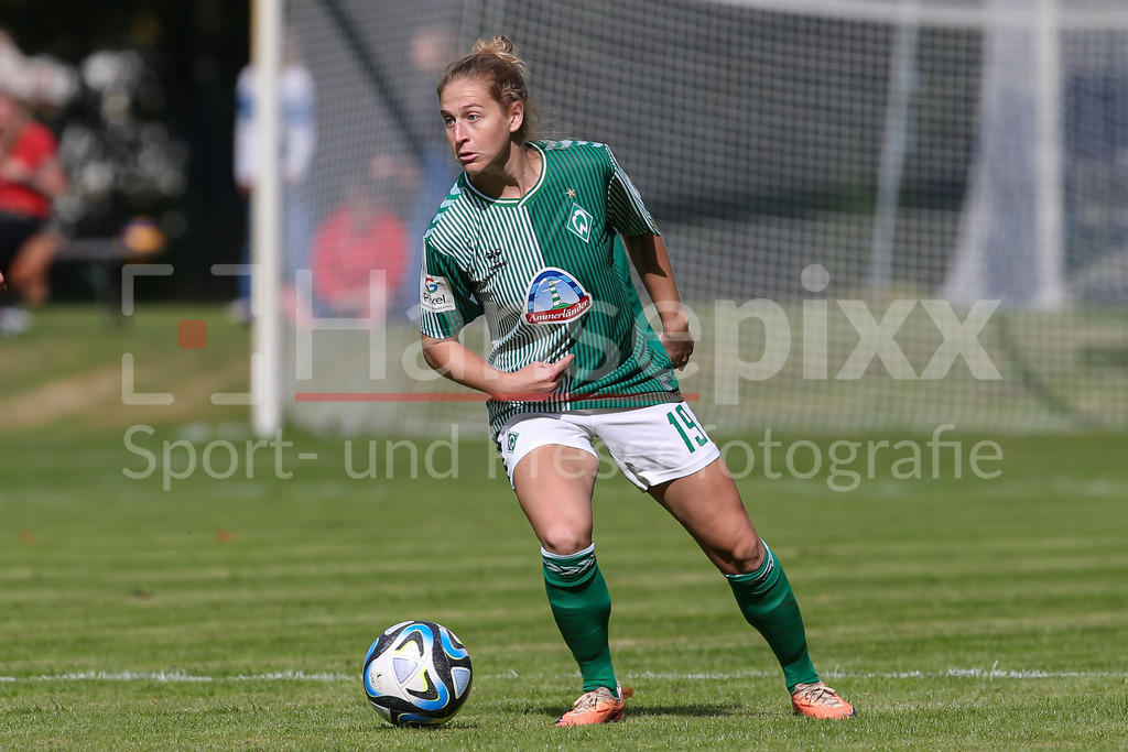 Fussball, Testspiel Frauen, Hamburger SV - SV Werder Bremen | v.li.: Saskia Matheis (SV Werder Bremen, 19) Freisteller, Einzelbild, Ganzkörper, Aktion, Action, Spielszene