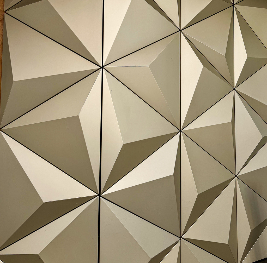 Moderne Architektur Fotokunst – Minimalistisches Wandbild | Faszinerende dreidimensionale Architektur-Struktur mit modernem Licht- und Schattenspiel. Dieses abstrakte Kunstwerk bringt als großformatiges Wandbild moderne Eleganz in dein Wohnzimmer, Loft oder Büro. - Realisiert mit Pictrs.com