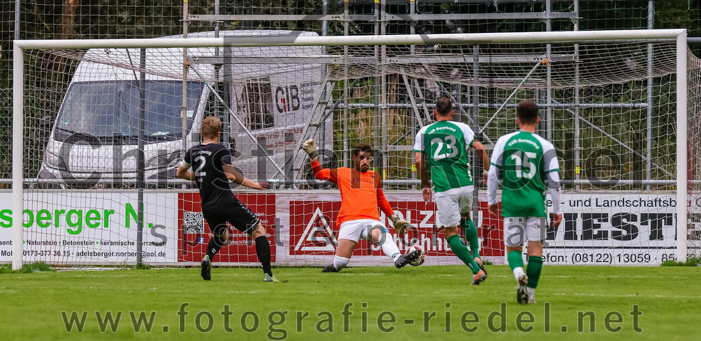 2023-08-09_048_FC_Schwaig_gegen_TuS_Geretsried | Deutschland, 09.08.2023:
Fußball, Landesliga Südost 2023 / 2024, 5. Spieltag, FC Schwaig gegen TuS Geretsried, Endergebnis: 4:1

Tor zum 1:0 durch Tobias Jell (FC Schwaig, #2)
Tobias Jell (FC Schwaig, #2), Torwart Cedomir Radic (TuS Geretsried, #1), Benjamin Fister (TuS Geretsried, #23), Isni Redjepi (TuS Geretsried, #15)

Foto: Christian Riedel / fotografie-riedel.net