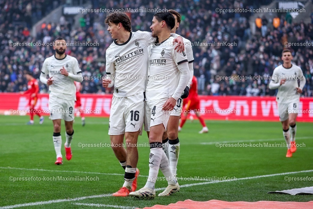 BMG11012601036 | 11.01.2026, Fußball, Borussia Mönchengladbach - FC Augsburg, 1. Fußball Bundesliga, 16.Spieltag, Borussia-Park, Saison 2025 2026: Torjubel nach dem Tor zum 2:0 durch Torschütze Kevin Diks&nbsp;(Borussia Mönchengladbach #04)  zusammen mit Philipp Sander&nbsp;(Borussia Mönchengladbach #16)   DFB regulations prohibit any use of photographs as image sequences and or quasi-video.