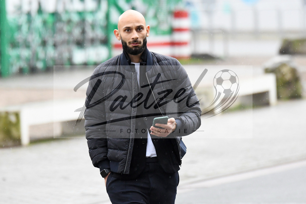 20200227_TRASVW_0008 | Fussball, Herren: Oemer Toprak (Werder Bremen) schaut waehrend der Trainingseinheit des SV Werder Bremen auf dem Trainingsplatz am wohninvest Weserstadion am 27.02.2020 in Bremen, Deutschland. - Realisiert mit Pictrs.com