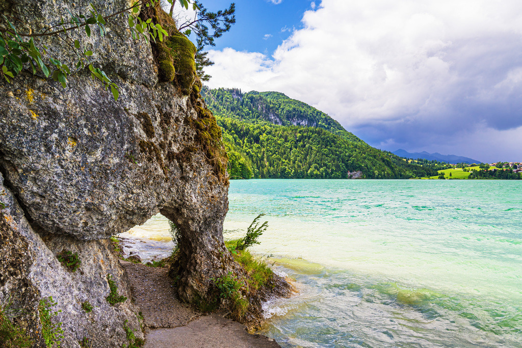 Blick auf den Weißensee mit Felsentor bei Füssen im Allgäu | Blick auf den Weißensee mit Felsentor bei Füssen im Allgäu.