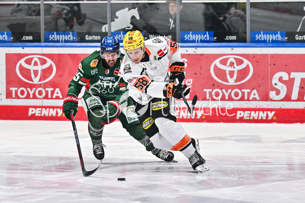 Augsburger Panther - Löwen Frankfurt | AUGSBURG, GERMANY - 16. JANUARY: im Duell Jason BAST (Augsburger Panther 45) und Ryan McKIERNAN (Löwen Frankfurt 58) während dem Match zwischen den Augsburger Panthern und den Löwen Frankfurt am 40. Spieltag der penny DEL im Curt Frenzel Stadion