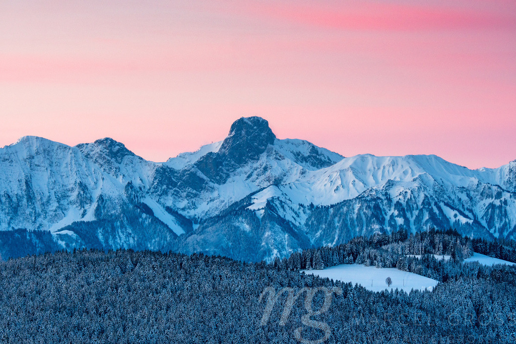 peak of Stockhorn at a winter sunrise | Die ideale Geschenkidee für Naturliebhaber. Naturbilder von Marcel Gross Photography für ihr Zuhause in den verschiedensten Formaten und Materialien. - Realisiert mit Pictrs.com