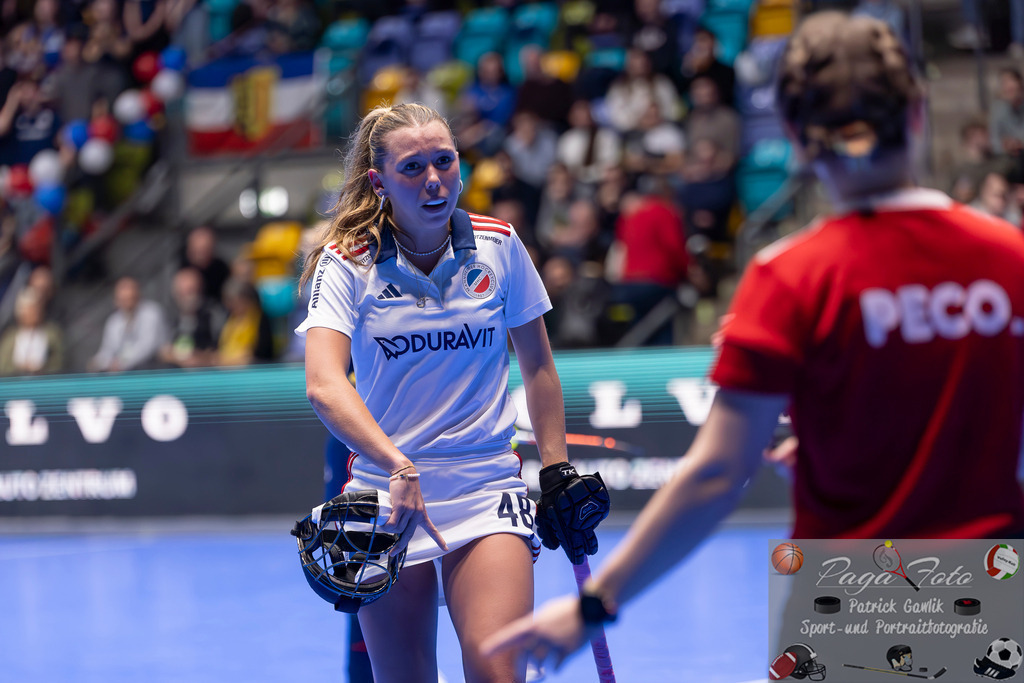 Volvo E.R.B. Final 4 Halbfinale Frauen: Mannheimer HC - Düsseldorfer HC, 25.01.2025 | Charlotte Hendrix (Mannheimer HC #48) fragt bei der Schiedsrichterin etwas nach, Mannheimer HC - Düsseldorfer HC, Frankfurt, Süwag Arena, 25.1.2025 - Realisiert mit Pictrs.com