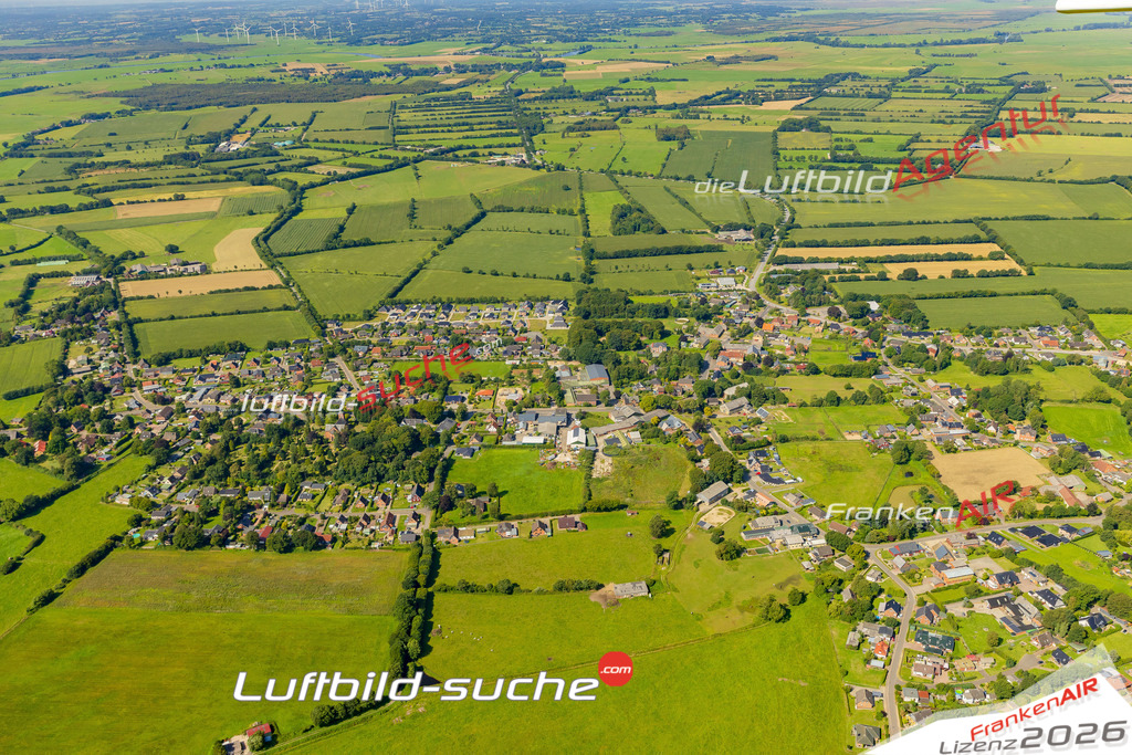 Luftbild der Stadt Hamdorf - Das Luftbild wurde 2025 vom UL-Flugzeug heraus erstellt ( keine Drohnenaufnahme ) - Hochauflösende Luftaufnahme - für Wandbilder und großformatige Ausdrucke geeignet. Das besondere Geschenk!Hier alle&nbsp;Infos zur Lizenzierung der LuftaufnahmeWir fliegen auch dieses Jahr wieder in Ihre Region um Luftbilder zu erstellen.- Luftbild anfragen