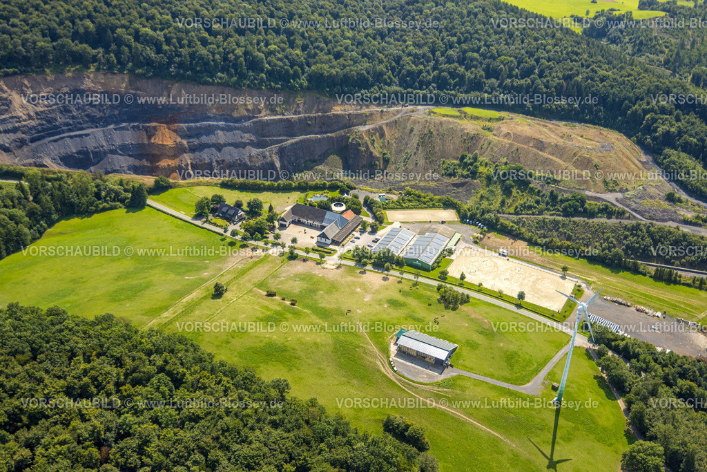 Arnsberg250808626 | Luftbild, Steinbruch Lanwehr Naturstein GmbH Am Langen Stück, Reit- und Fahrverein Arnsberg und Umgebung e.V. Wicheler Höhe, Windrad auf einer Wiese, Müschede, Arnsberg, Ruhrgebiet, Nordrhein-Westfalen, Deutschland