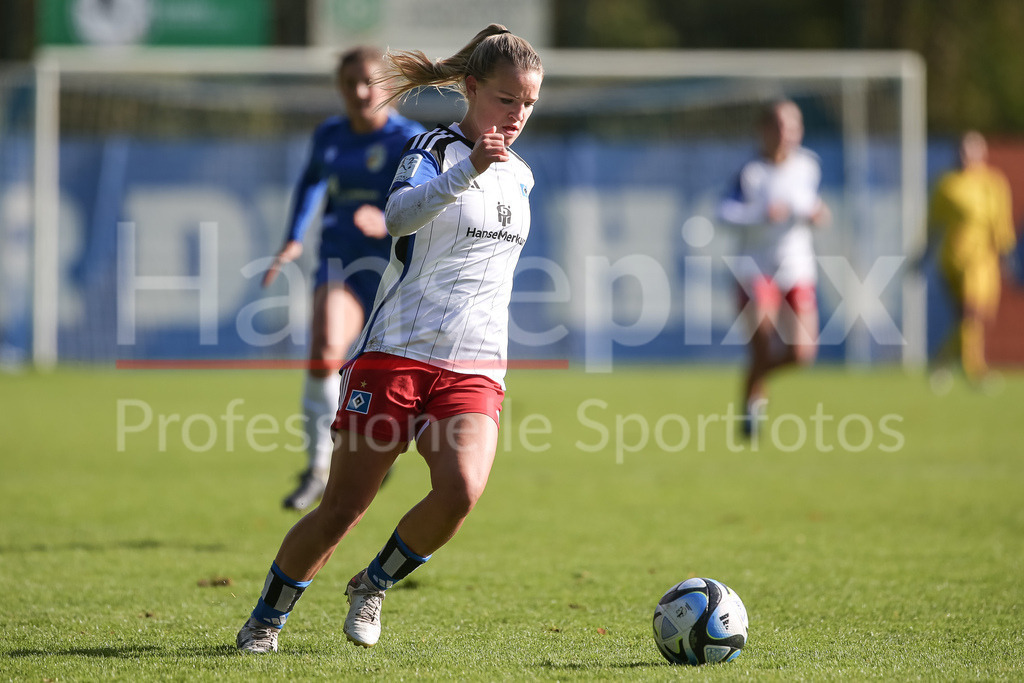 Fussball, 2. Frauen-Bundesliga, Hamburger SV - FC Carl Zeiss Jena | v.li.: Amelie Woelki (Hamburger SV, 27) am Ball, Einzelbild, Ganzkörper, Aktion, Action, Spielszene, DIE DFB-RICHTLINIEN UNTERSAGEN JEGLICHE NUTZUNG VON FOTOS ALS SEQUENZBILDER UND/ODER VIDEOÄHNLICHE FOTOSTRECKEN. DFB REGULATIONS PROHIBIT ANY USE OF PHOTOGRAPHS AS IMAGE SEQUENCES AND/OR QUASI-VIDEO.