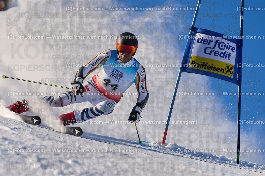 ALP3903_MASTERS-Cup_GS-A Herrn_Zini Luca | (C)FotoLois.com, Alois Spandl. FIS Masters-Cup Wildschönau, Giant Slalom auf der Piste Schatzberg GS, Siegerehrung auf dem Dorfplatz Niederau, Sa 13. Januar 2024.