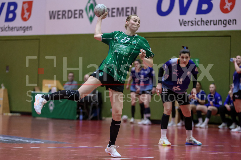 Handball, 2. Bundesliga Frauen, SV Werder Bremen - Bergischer HC | Leni Ruwe (SV Werder Bremen, 7) beim Siebenmeter, 7m, Spielszene, Aktion, Action