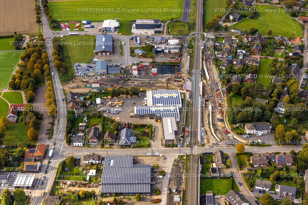 Rees241009984Haldern | Luftbild, Ausbau der Betuweroute und Betuwe-Linie Eisenbahnstrecke, Bahnübergang Bahnhofstraße und Baustelle mit Neubau Schallschutzwände, Gewerbegebiet Im Hollerfeld, Haldern, Rees, Nordrhein-Westfalen, Deutschland