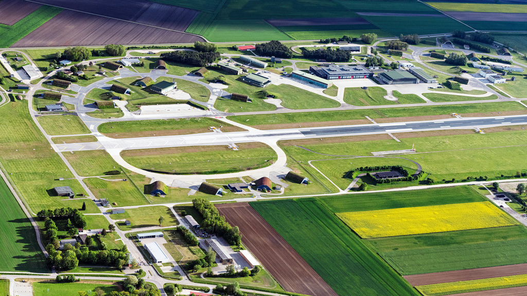 dr__0027317.jpg | NEUBURG AN DER DONAU 14.05.2019 Start- und Landebahnen mit Rollwegen Hangaranlagen und Terminals auf dem Gelände des Fliegerhorst Neuburg in Neuburg an der Donau im Bundesland Bayern, Deutschland. // Runway with hangar taxiways and terminals on the grounds of the airport Fliegerhorst Neuburg in Neuburg an der Donau in the state Bavaria, Germany. Foto: Daniel Reiter