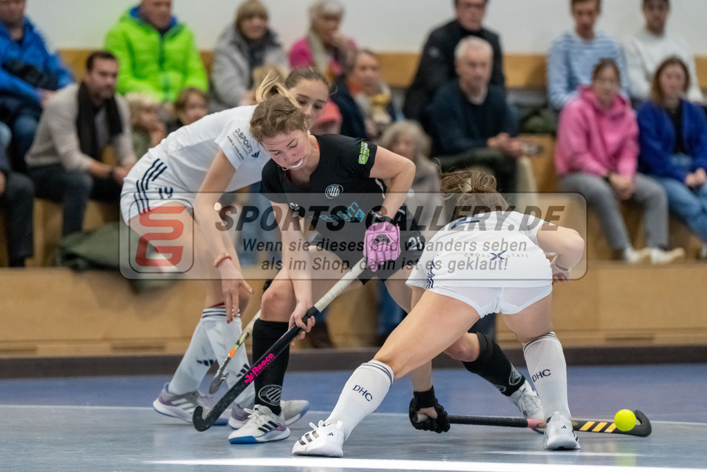 HK_20241201_109490 | 1. Bundesliga Halle Damen Düsseldorfer HC - Schwarz Weiss Köln am 1.12.2024 DHC, Düsseldorf , Emma Becker ( Düsseldorfer HC #19 ) , Charlotte Fünning ( Schwarz Weiss Köln #21 ) , Marie Hahn ( Düsseldorfer HC #2 )