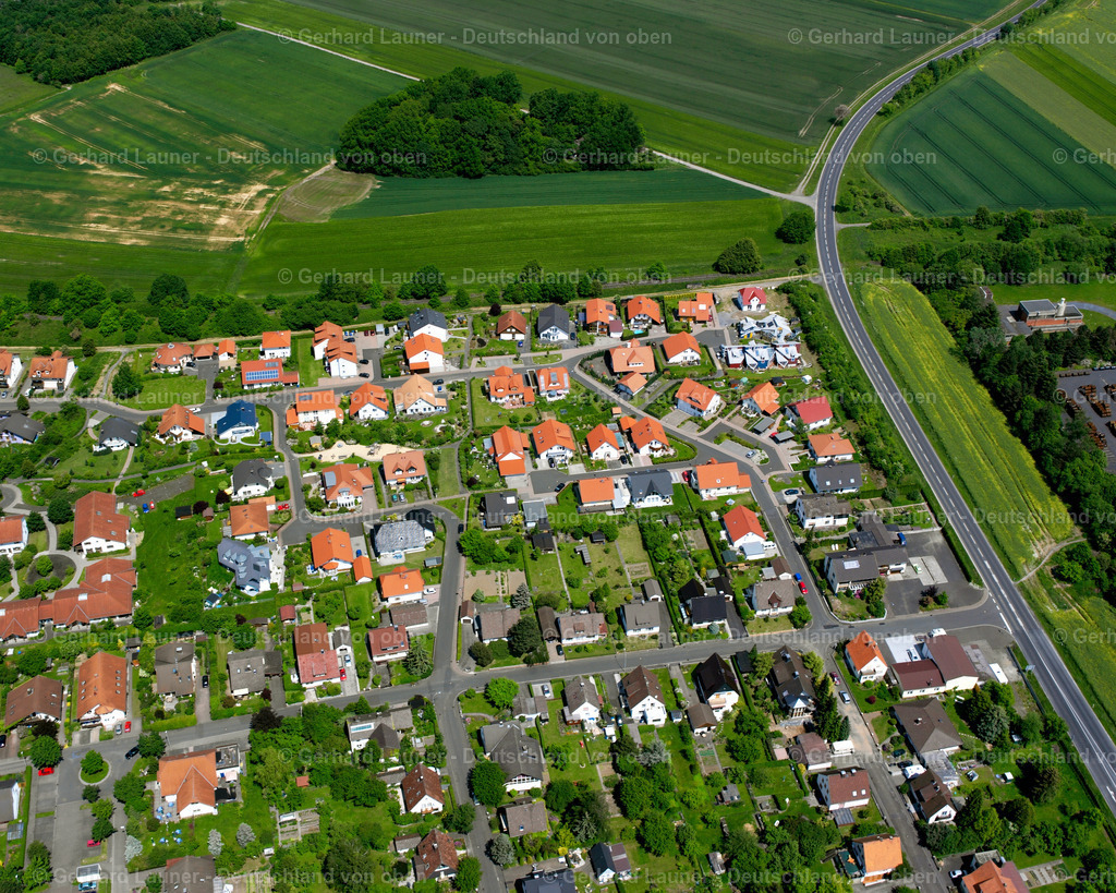 2614084 | ALTENBURG 09.06.2006 Landwirtschaftliche Nutzflächen und Feldgrenzen  umsäumen das Siedlungsgebiet des Dorfes in Altenburg im Bundesland Hessen, Deutschland // Agricultural land and field boundaries surround the settlement area of the village  in Altenburg in the state Hesse, Germany Foto: Gerhard Launer