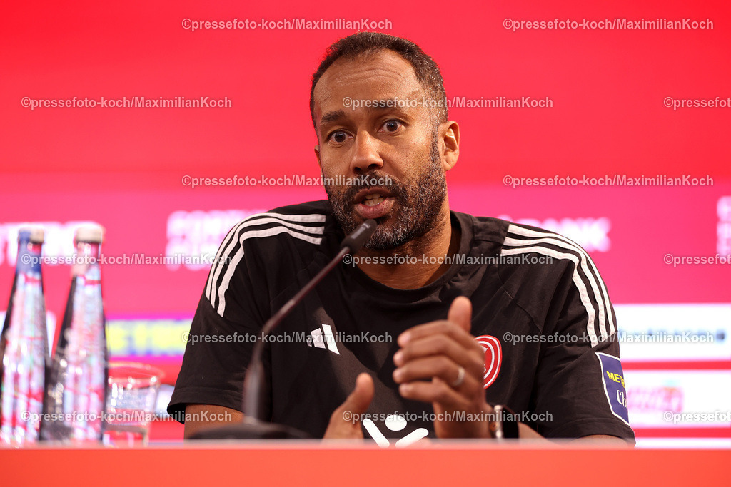 Due09112401092 | 09.11.2024, Fußball, Fortuna Düsseldorf - SC Paderborn 07, 2. Bundesliga, Merkur Spiel-Arena, Saison 2024 2025: Pressekonferenz mit den Trainern nach dem Spiel. Cheftrainer Daniel Thioune (Trainer Fortuna Düsseldorf) DFB regulations prohibit any use of photographs as image sequences and or quasi-video.