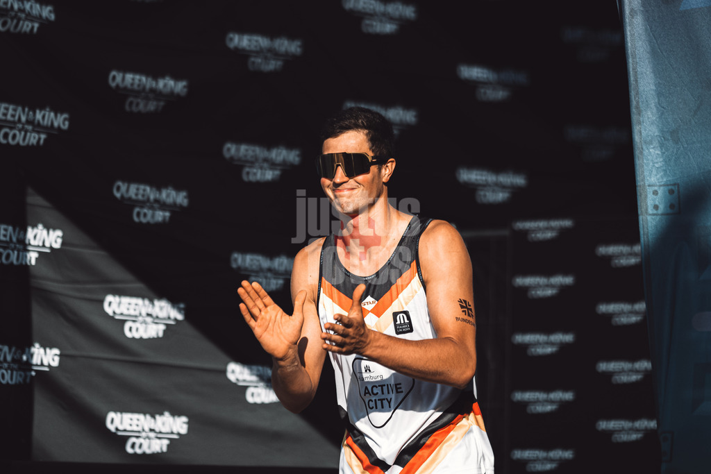 Beachvolleyball | Männer | Queen and King of the Court | Hamburg | 01.06.2024 | Sven Winter läuft in die Arena ein