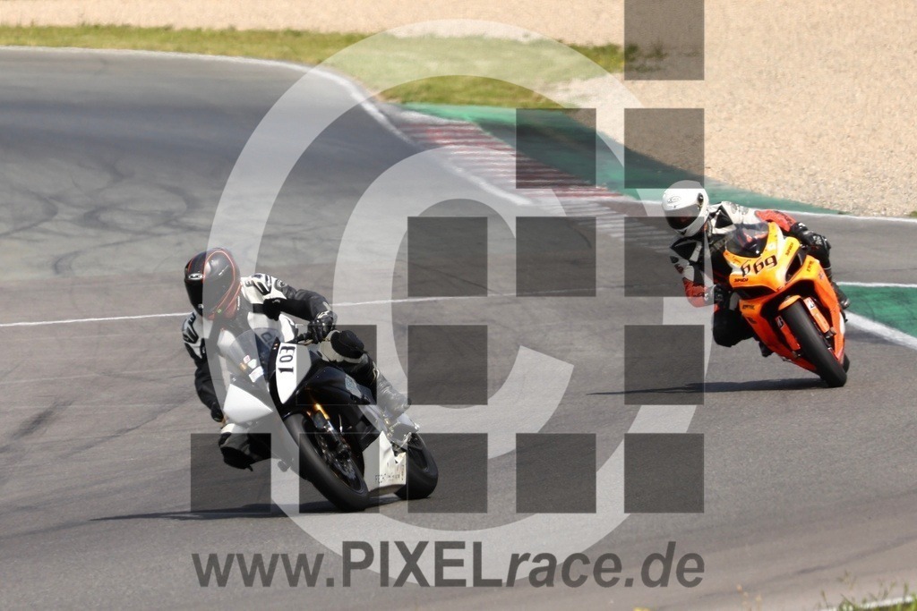 0103-PXR58861 | Schöne Erinnerungen an spannende Momente - das festzuhalten ist unser Job. PIXELrace.de ist seit 2003 auf den Rennstrecken Europas unterwegs um die Action draußen beim Fahren und die wunderbare Stimmung imm Fahrerlager für euch einzufangen.