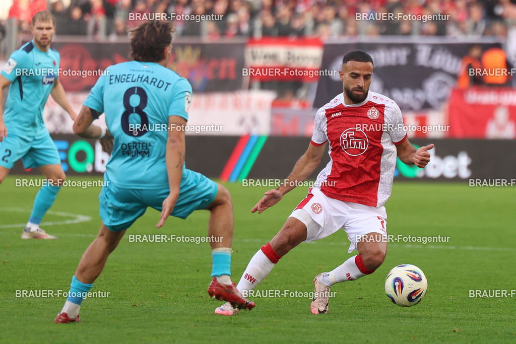 Rot-Weiss Essen - Viktoria Köln - 3.Liga | Essen, Deutschland, 18.10.2025Florian Engelhardt (Viktoria Köln)  und Ramien Safi  (Rot-Weiss Essen) im Kampf um den Ball  während des 3.Liga Spiels zwischen Rot-Weiss Essen- Viktoria Köln im Stadion an der Hafenstraße am 01.08.2025 in Essen. (Foto von Timo Bluhmki-Schmidt/ Brauer Fotoagentur