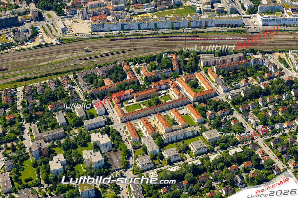 Aktuelles Luftbild von Neupasing München - Die Luftaufnahme wurde 2022 mittels UL-Flugzeug erstellt ( keine Drohne ) - hochauflösende Kamera-Systeme von  Canon -Beste Qualität - Für grossformatige Ausdrucke geeignet. Die Geschenkidee !