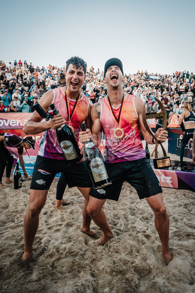 Beachvolleyball | Frauen und Männer | Deutsche Meisterschaften 2025 Timmendorfer Strand | 07.09.2025 | Die Gewinner der Goldmedaille Deutscher Meister v.l. Sven Winter und Lukas Pfretzschner bei der Siegerehrung