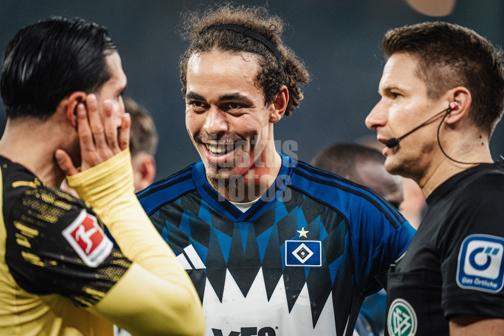 Fußball | Männer | Saison 2025/2026 | 1. Fußball-Bundesliga | 10. Spieltag | Hamburger SV vs. Borussia Dortmund | 08.11.2025 | v.l. Emre Can (#23, Borussia Dortmund), Yussuf Poulsen (#15, HSV) und Schiedsrichter Tobias Reichel