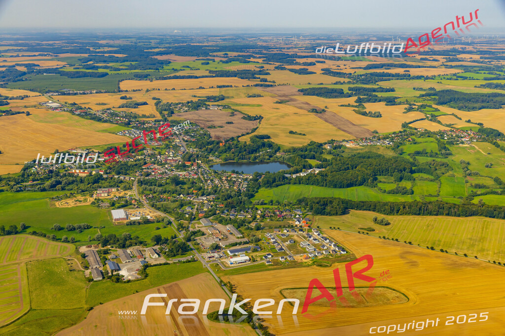 Luftbild der Stadt Satow - Die Luftaufnahme wurde 2025 vom UL-Flugzeug heraus erstellt ( keine Drohne ) - Hochauflösende Luftaufnahme - für professionelle Ausdrucke geeignet. Die Geschenkidee !Hier alle&nbsp;Infos zur Lizenzierung der LuftaufnahmeWir fliegen auch dieses Jahr wieder in Ihre Region um Luftbilder zu erstellen.- Luftbild anfragen