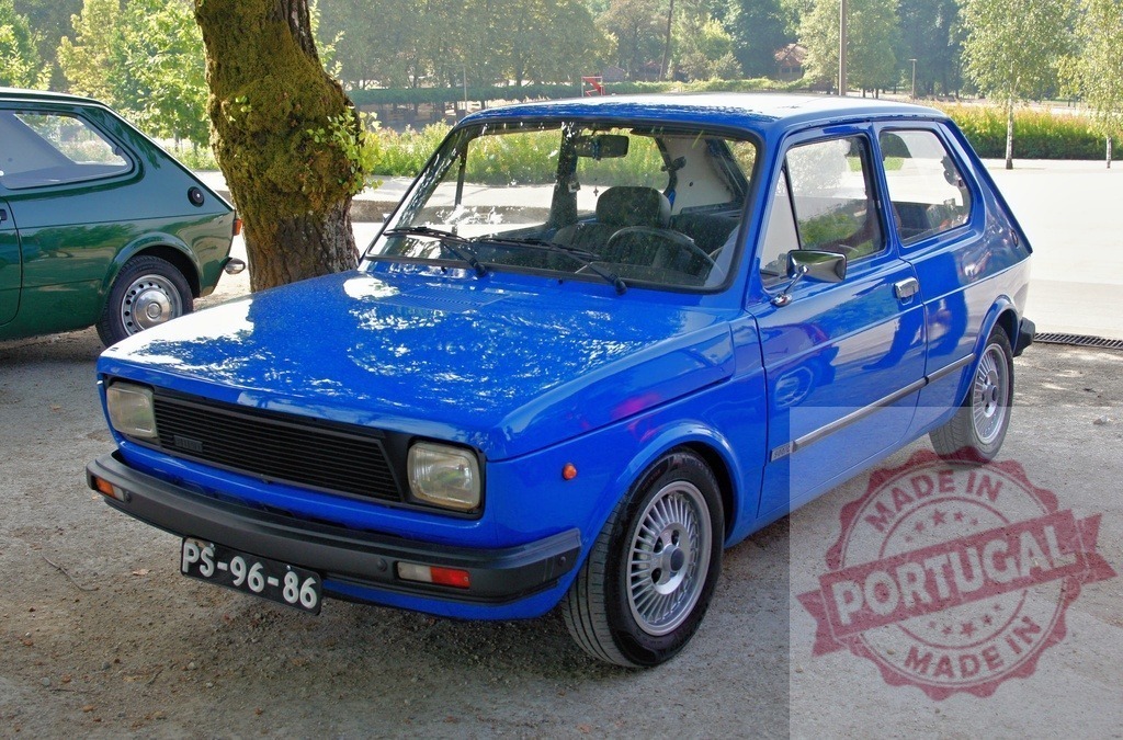 Shiny blue Fiat 127 parked near a tree in a park | Classic Fiat 127 showcasing its vibrant blue paint job - Realisiert mit Pictrs.com