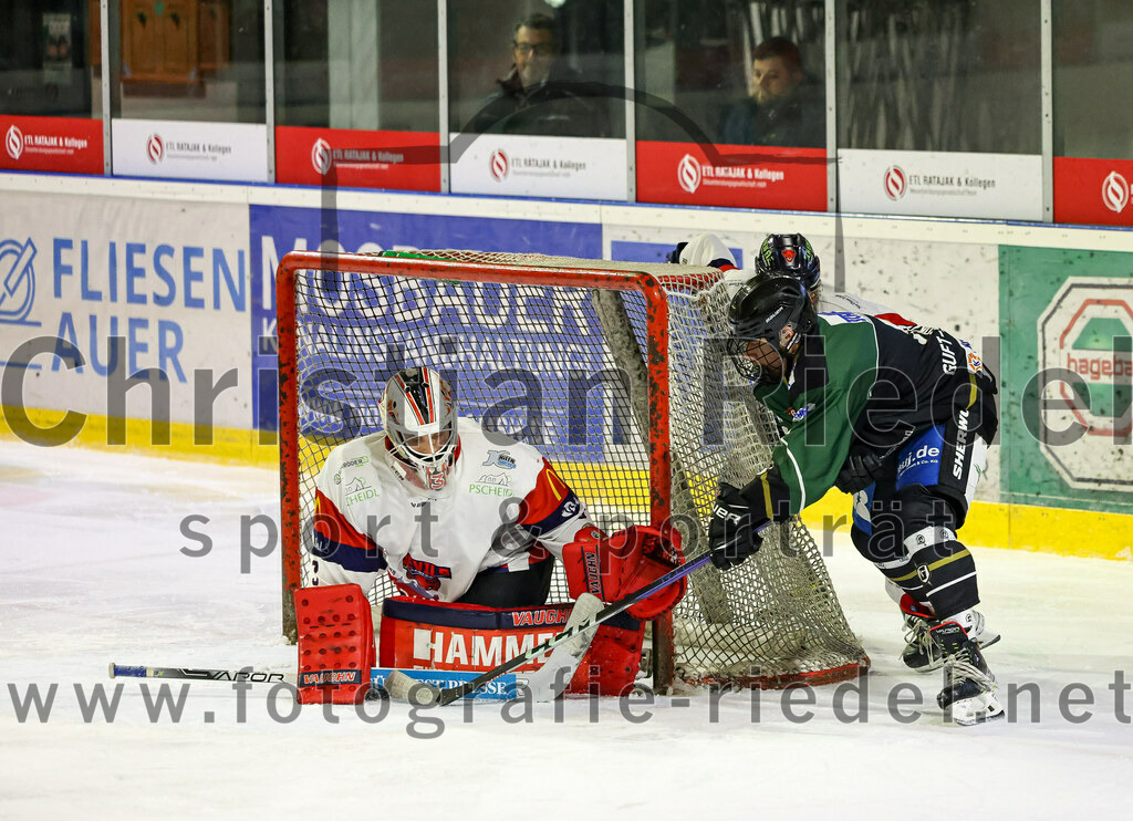 2023-01-13_092_TSV_Erding_gegen_VfE_Ulm-Neu-Ulm | Erding, Deutschland, 13.01.2023:
Eishockey, Bayernliga 2022 / 2023, 27. Spieltag, TSV Erding gegen VfE Ulm/Neu-Ulm, Endergebnis: 

Torwart David Heckenberger (VfE Ulm/Neu-Ulm e. V., #3), Wassilij Guft-Sokolov (Erding Gladiators, #8)

Foto: Christian Riedel / fotografie-riedel.net