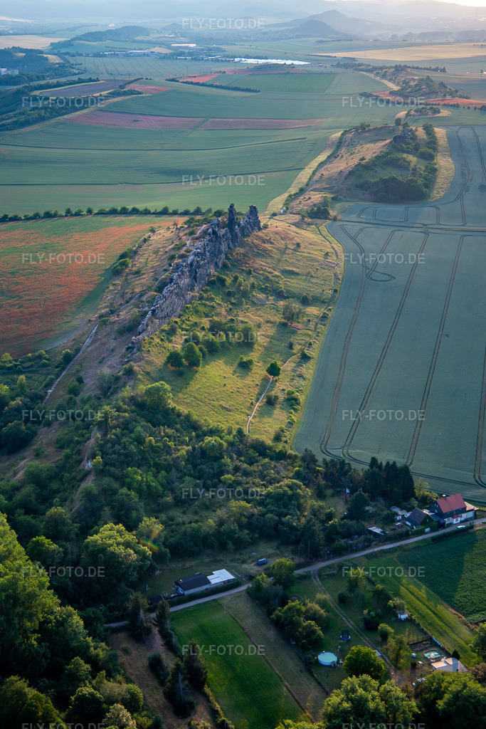 Luftbild: Teufelsmauer (Königsstein) von Osten im Ortsteil Weddersleben in Thale im Bundesland Sachsen-Anhalt in Deutschland. – Foto: IMG_136524.jpg vom 17.06.2023 durch Werner Riehm/FLY-FOTO.de – Auflösung des Originals: 3511 x 5266 px – Harz - Ausflugsziele, Sehensw\xfcrdigkeiten und Freizeittipps f\xfcr Urlaub und Freizeit in der Harz - Region
