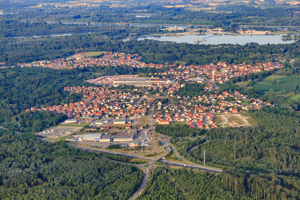Vue aérienne: Vue de la ville depuis l'ouest à Seltz dans le département Bas Rhin, France – .Photo: IMG_30609.jpg prise le 09/07/2010 par Werner Riehm/FLY-FOTO.eu – Résolution de l'original: 4752 x 3168 px