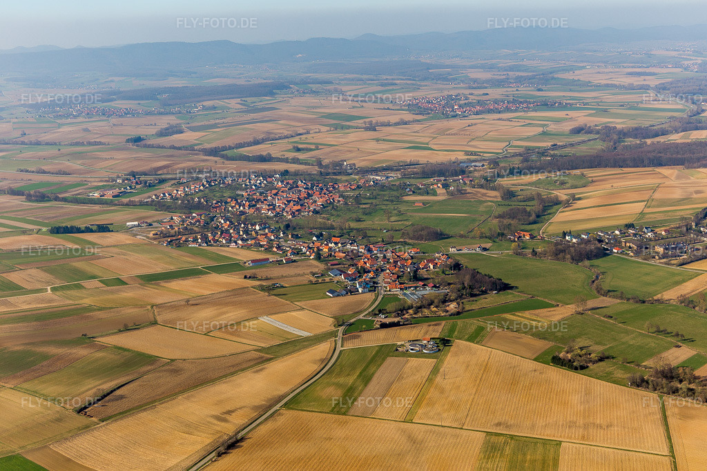 Luftbild: landwirtschaftlichen Feldern und Nutzflächen in Hoffen im Bundesland Bas-Rhin in Frankreich. Foto: IMG_097441.jpg vom 16.03.2017 durch Werner Riehm/FLY-FOTO.de