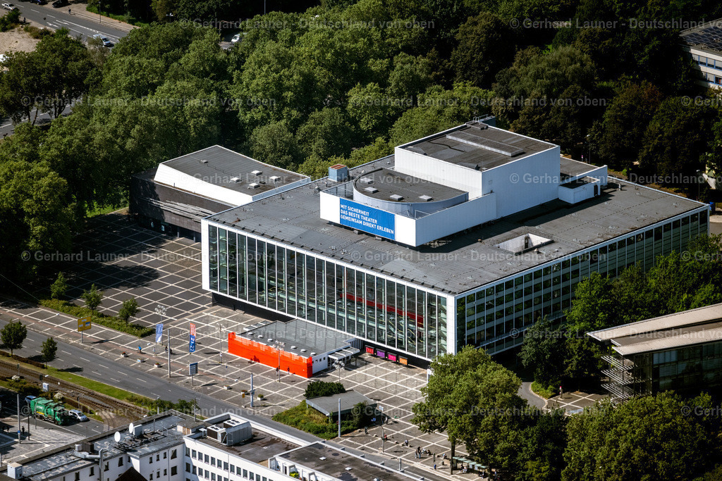 4049973 | Das Musiktheater im Revier (MiR) am Kennedyplatz in Gelsenkirchen-Schalke gilt als einer der bedeutendsten Theaterbauten der Nachkriegszeit. Der Komplex mit zwei Spielstätten, dem Großen und dem Kleinen Haus, wurde am 15. Dezember 1959,eröffnet[1] und ist seitdem Aufführungsort von Opern, Musicals, Sinfoniekonzerten und Tanzaufführungen der „MiR Dance Company“.