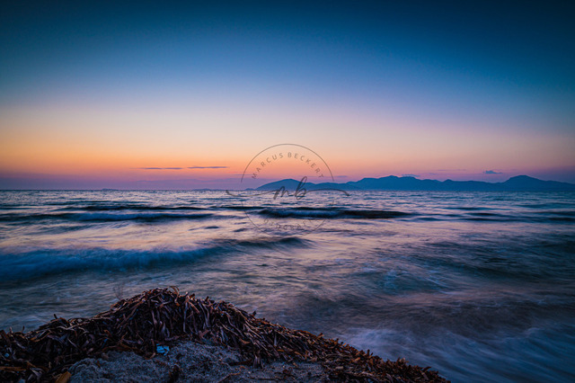 Sonnenuntergang am Mittelmeer | Professionelle Natur- & Landschaftsfotos als Poster, auf Leinwand & viele mehr. Wähle aus einer Vielzahl an Formaten & Materialien Dein perfektes Bild. - Realisiert mit Pictrs.com