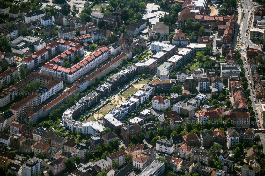 4035319 | BRAUNSCHWEIG 31.07.2020 Wohngebiet der Mehrfamilienhaussiedlung an der Straße Sankt-Leonhards-Garten in Braunschweig im Bundesland Niedersachsen, Deutschland. Weiterführende Informationen bei: Borek Immobilien GmbH &amp; Co KG,  GIESLER ARCHITEKTEN Gesellschaft für Architektur und Stadtplanung mbH. // Residential area of the multi-family house settlement in Brunswick in the state Lower Saxony, Germany. Further information at: Borek Immobilien GmbH &amp; Co KG,  GIESLER ARCHITEKTEN Gesellschaft fuer Architektur und Stadtplanung mbH. Foto: Gerhard Launer