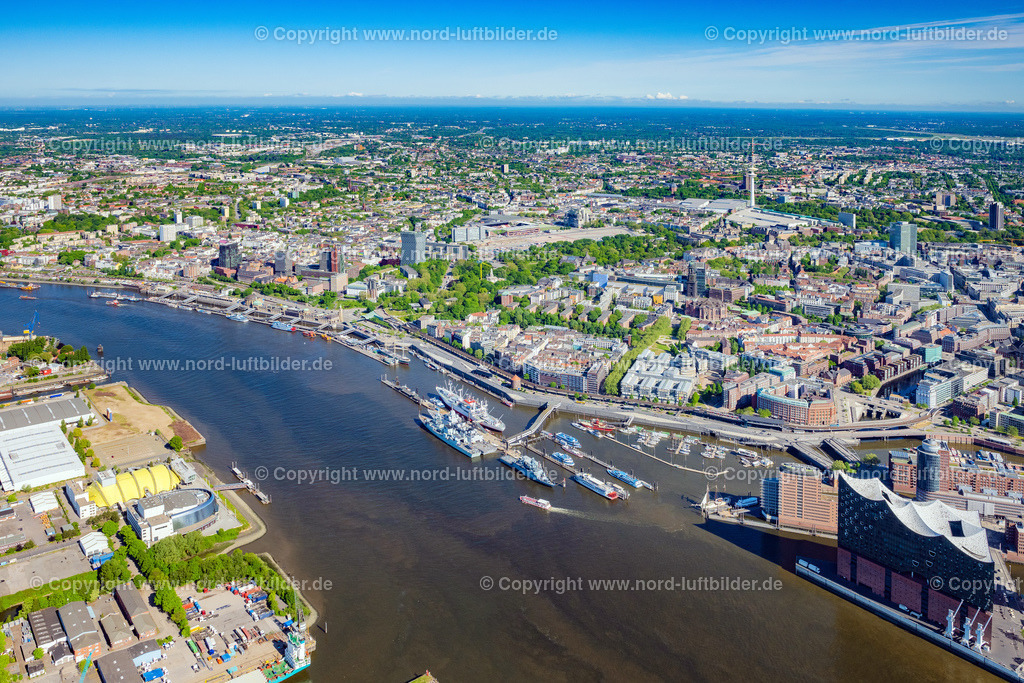 Hamburg_Landungsbrücken_ELS_3559150522 | HAMBURG 15.05.2022 Hafenanlagen und Landungsbrücken in St.Pauli am Ufer des Fluß- Verlaufes der der Elbe in Hamburg, Deutschland. // Port facilities in St.Pauli on the banks of the river course of the of the River Elbe in Hamburg, Germany. Foto: Martin Elsen