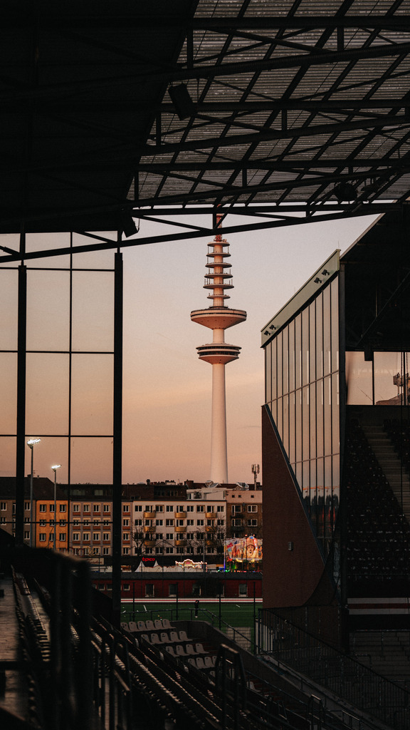 FCS06447 | Der offizielle Shop für FC St. Pauli Fotos. Wähle aus Spielszenen & Fanmomenten dein FCSP Wunschformat. Wir liefern Millerntor-Atmosphäre.