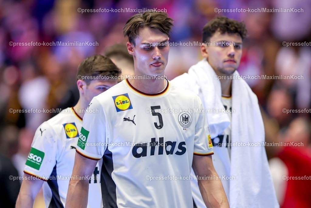 EHF17012602095 | 17.01.2026, Handball, Men's EHF EURO 2026, Deutschland - Serbien, Jyske Bank Boxen in Herning, Dänemark, Preliminary Round: Enttäuschte Gesichter nach der Niederlage von Deutschland gegen Serbien.  Miro Schluroff (Germany #05) 